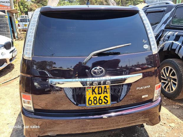 Toyota ISIS 2014 Burgundy