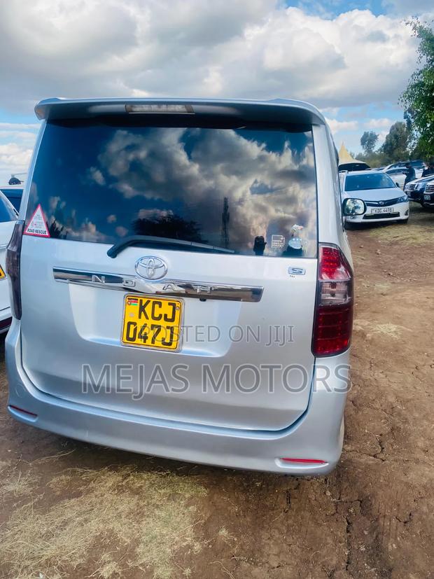 Toyota Noah 2009 Silver