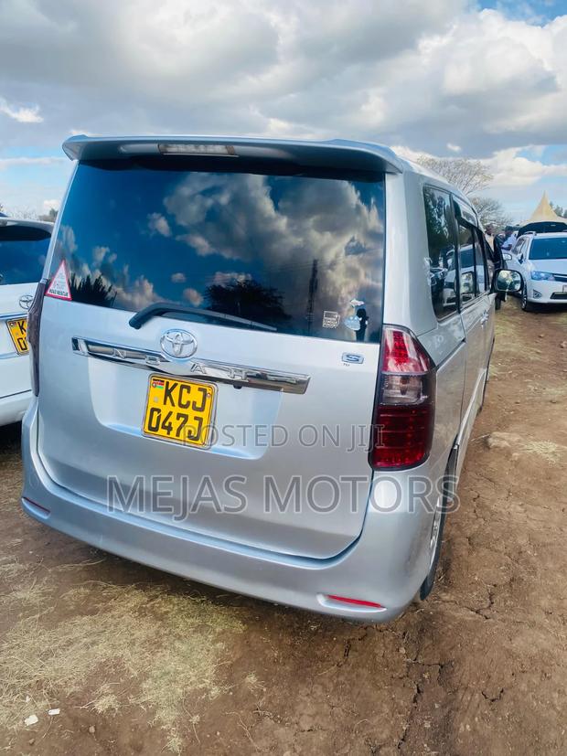 Toyota Noah 2009 Silver