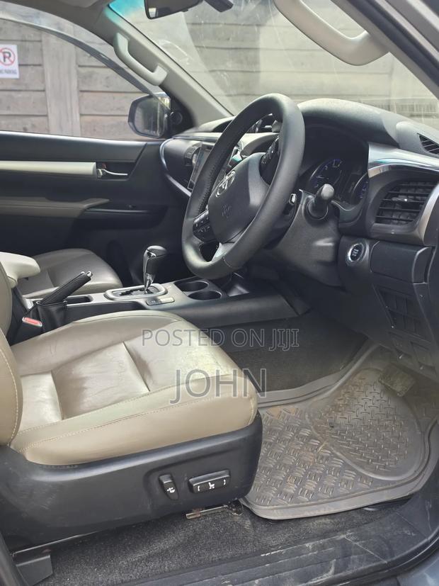 Toyota Hilux 2016 Gray