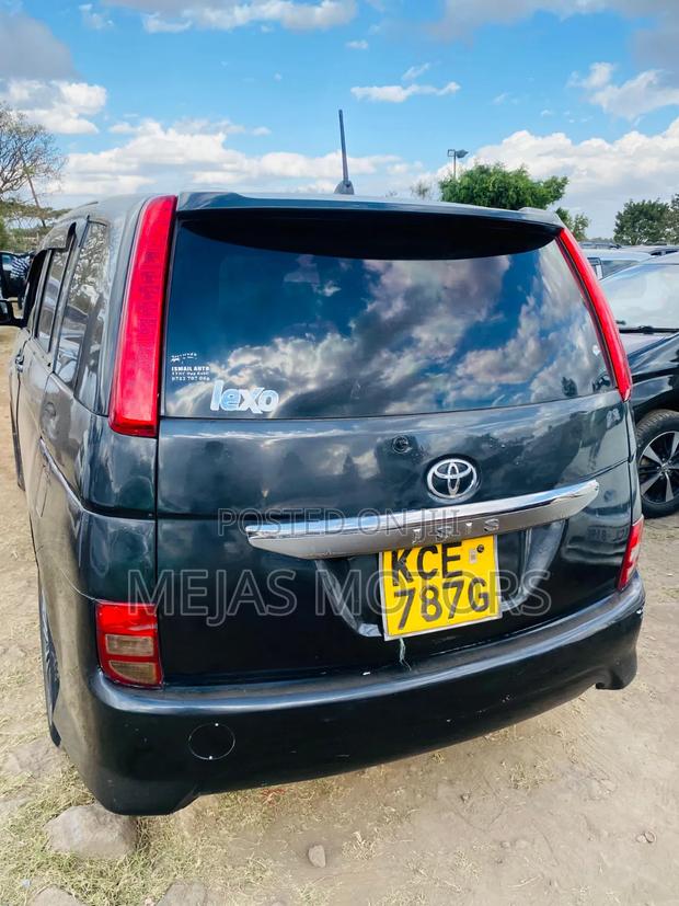 Toyota ISIS 2009 Blue
