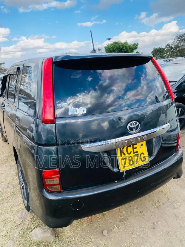 Toyota ISIS 2009 Blue