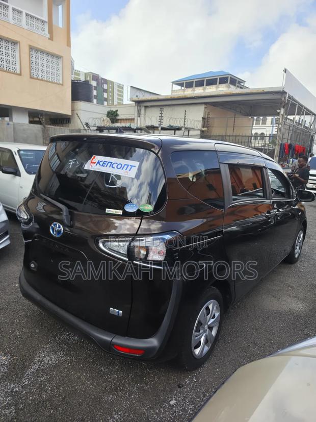 Toyota Sienta 2020 Brown