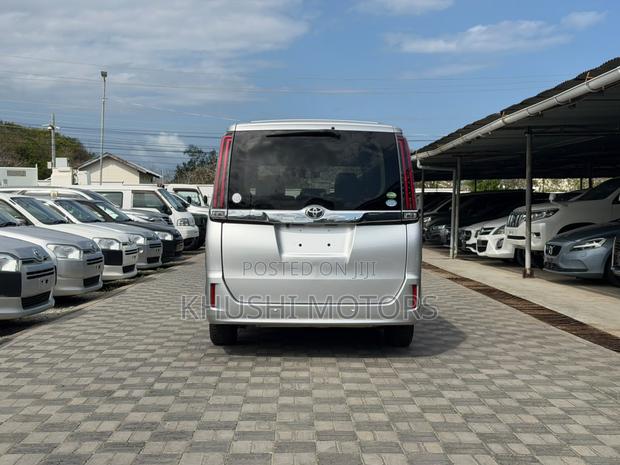 Toyota Noah 2019 Silver