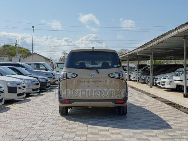 Toyota Sienta 2019 Beige