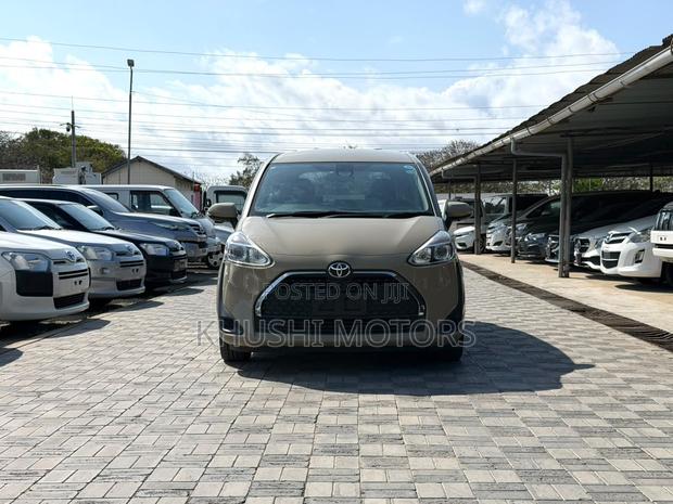 Toyota Sienta 2019 Beige