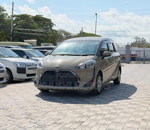 Toyota Sienta 2019 Beige