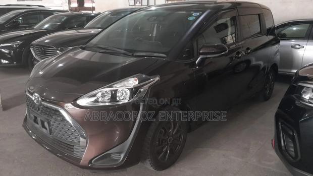 Toyota Sienta 2018 Brown