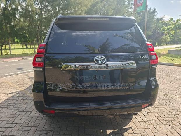 Toyota Land Cruiser Prado 2022 Black