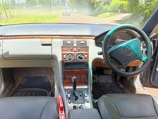 Mercedes-Benz E200 1998 Blue