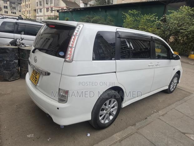 Toyota ISIS 2014 White