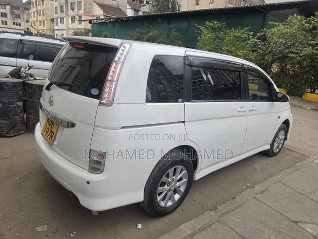 Toyota ISIS 2014 White