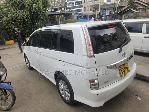 Toyota ISIS 2014 White