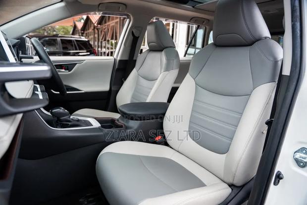 Toyota RAV4 2021 White