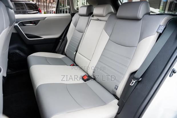 Toyota RAV4 2021 White
