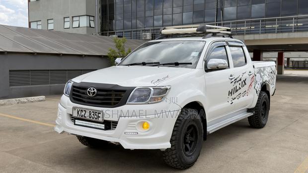 Toyota Hilux 2.5 D-4D 4X4 SRX 2012 White