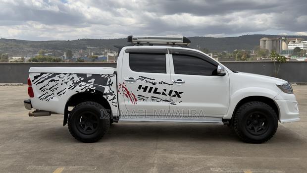 Toyota Hilux 2.5 D-4D 4X4 SRX 2012 White