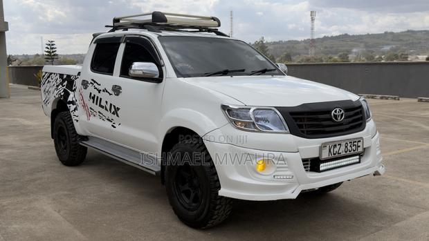 Toyota Hilux 2.5 D-4D 4X4 SRX 2012 White
