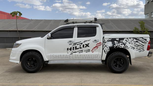 Toyota Hilux 2.5 D-4D 4X4 SRX 2012 White