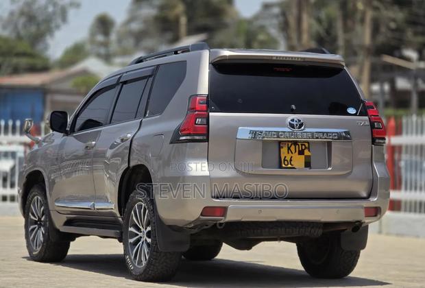 Toyota Land Cruiser Prado 2017 Silver