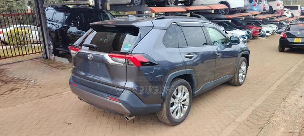 Toyota RAV4 XLE Premium FWD 2019 Gray