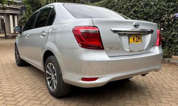 Toyota Axio 1.5 Hybrid 2WD 2015 Silver