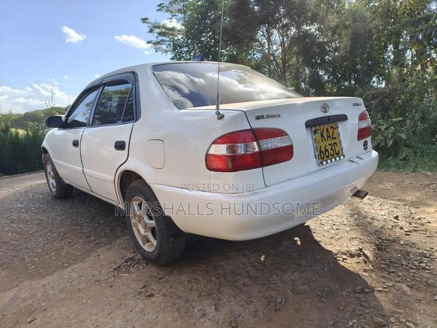 Toyota Corolla 2000 White