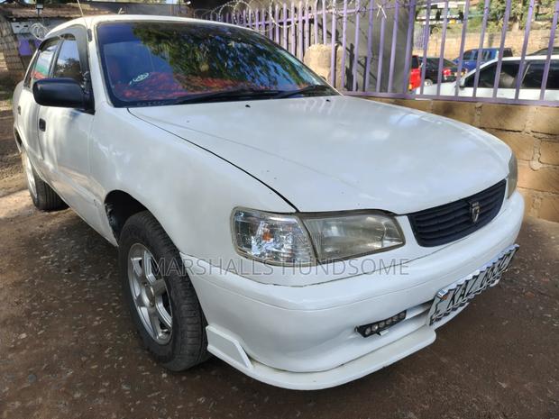 Toyota Corolla 2000 White