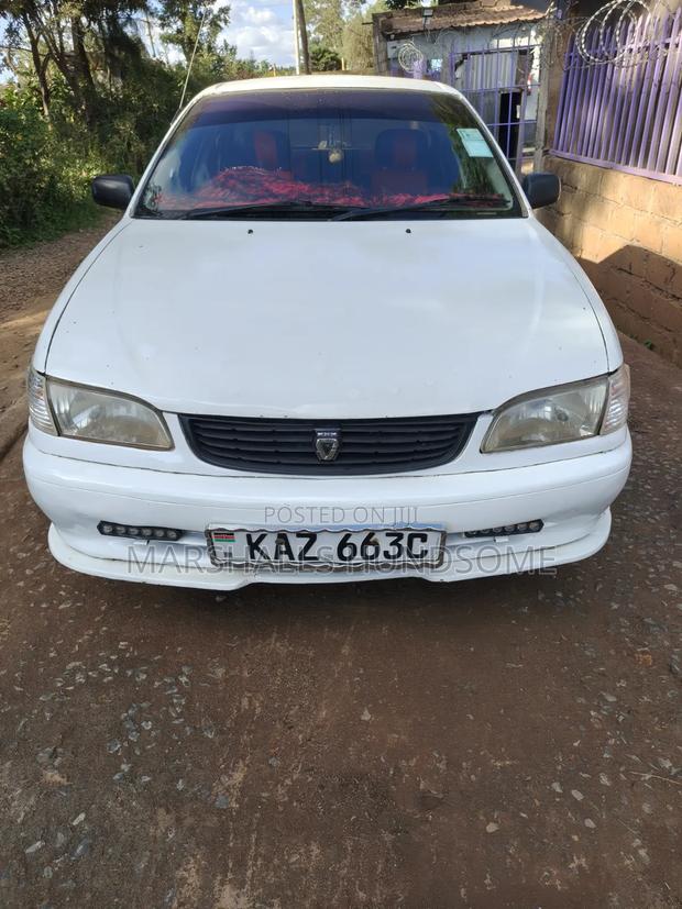 Toyota Corolla 2000 White