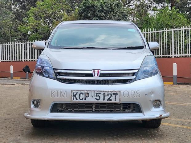 Toyota ISIS 2011 Silver