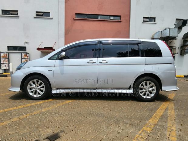Toyota ISIS 2011 Silver