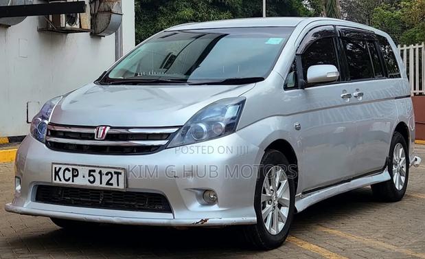 Toyota ISIS 2011 Silver