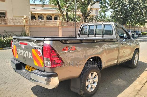 Toyota Hilux 2021 Brown