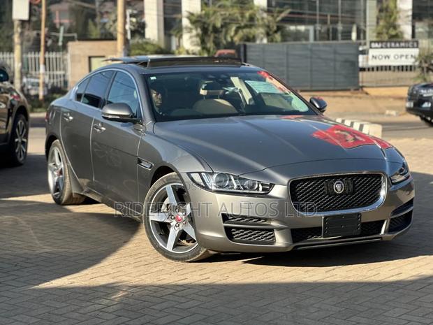 Jaguar XE 2018 Gray