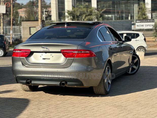 Jaguar XE 2018 Gray