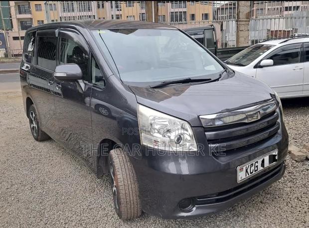 Toyota Noah 2009