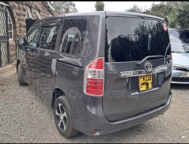 Toyota Noah 2009