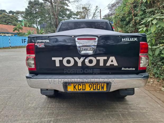 Toyota Hilux 2012 Black