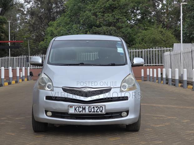 Toyota Ractis 2010 Silver