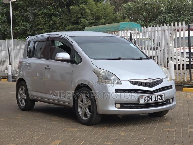 Toyota Ractis 2010 Silver