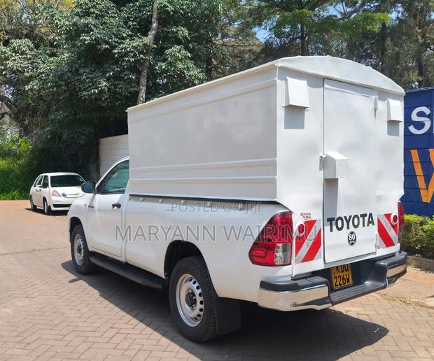 Toyota Hilux 2025 White