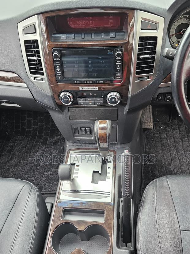 Mitsubishi Pajero V90 3.2 DI-D GL 2019 Gold