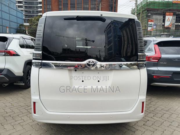 Toyota Voxy V 2WD 7-Seater 2019 White