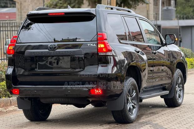 Toyota Land Cruiser Prado 2023 Black