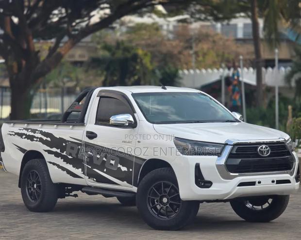 Toyota Hilux 2021 White