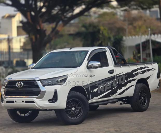 Toyota Hilux 2021 White