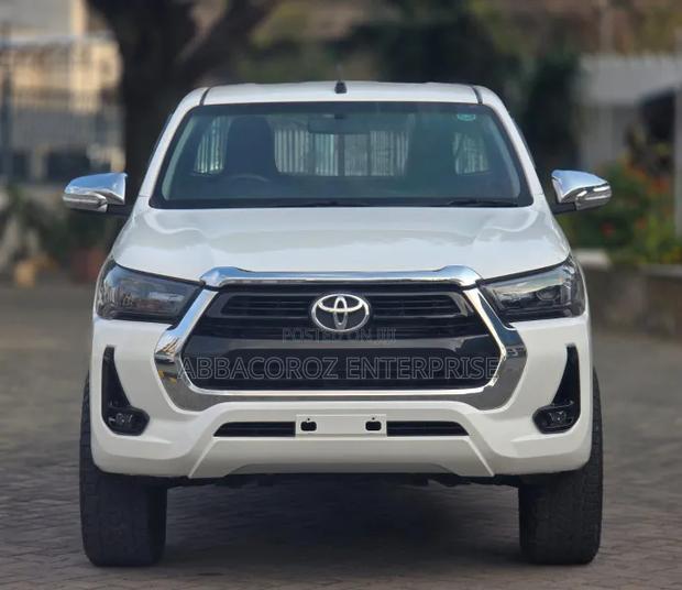 Toyota Hilux 2021 White