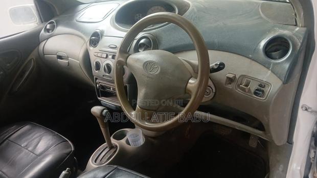 Toyota Vitz 2001 White