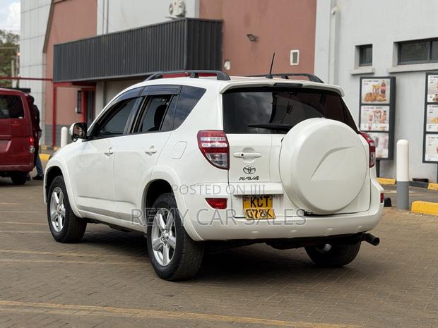 Toyota RAV4 2011 White