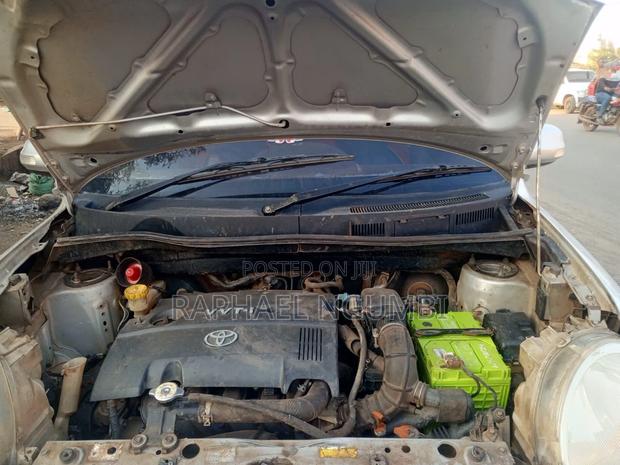 Toyota Sienta 2012 Silver